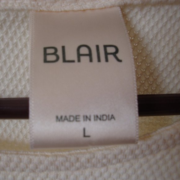 Woman's top button accents - Picture 3 of 3